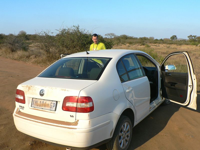 JAR 310.JPG - Již druhý den je auto celé od všudy přítomného písku. Okno už se otvírá za ohlušujícího skřípotu a na palubní desce je asi dvoucentimetrová vrstva písku. O exteriéru není potřeba ani mluvit. Bohužel měl Kroci málo AB triček, tudíž jsme museli vrátit auto poněkud špinavé (o bordelu na zadních sedačkách pomlčím).